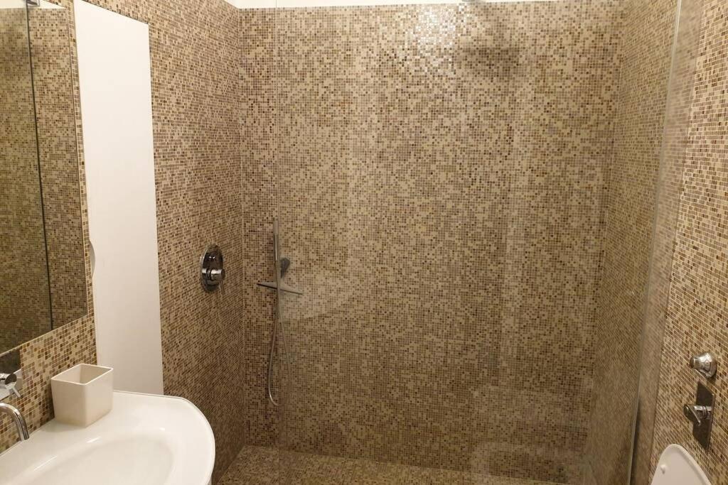 Your Lovely Home, Porta Venezia-1 Queen Bed, 3 Single Beds, 1 Sofa Bed- Milano Exterior foto